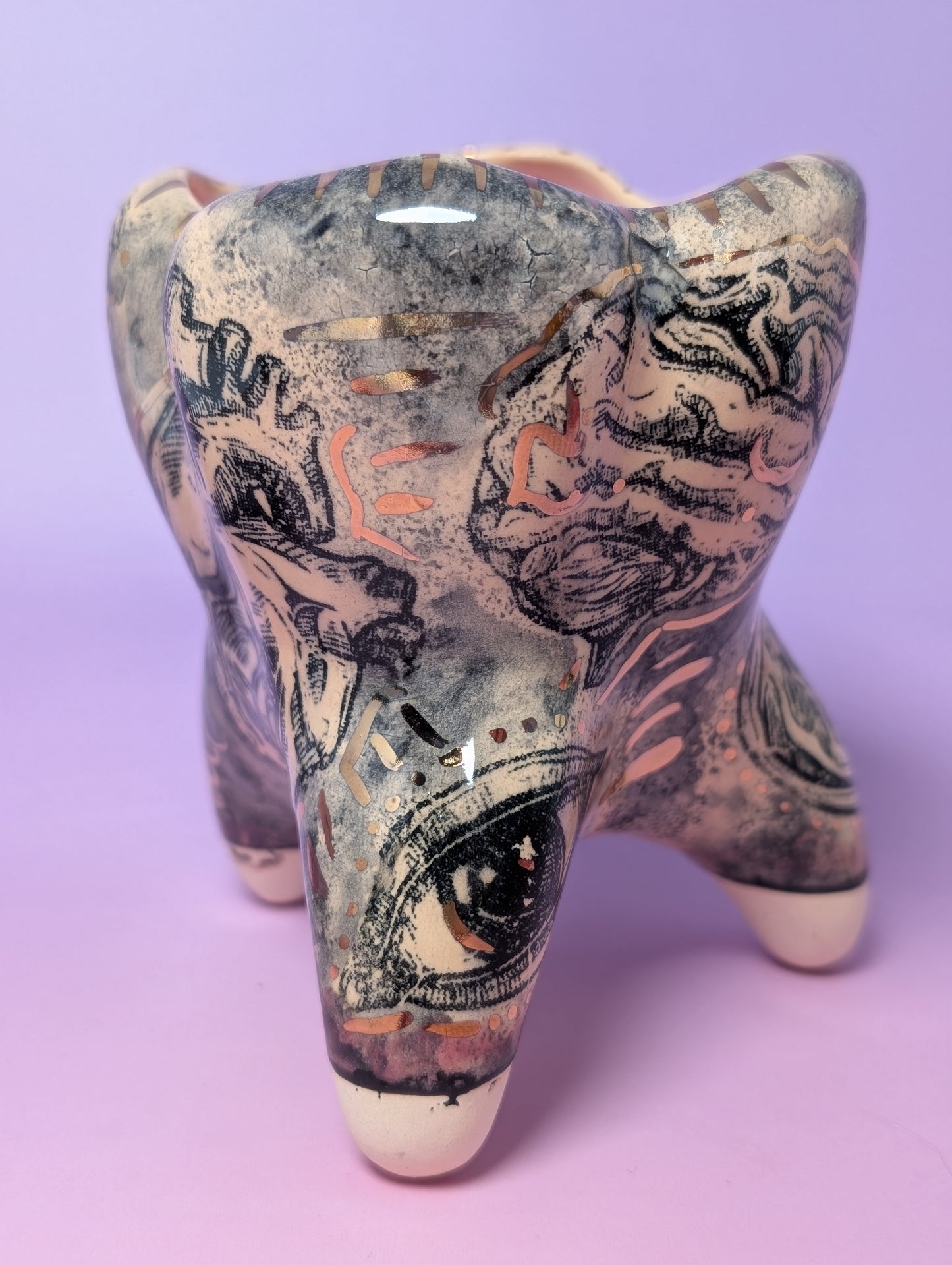 Anatomical Tooth Cup with Gold Glaze