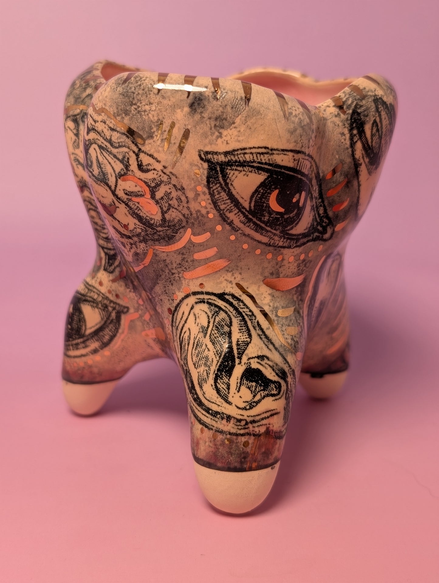 Anatomical Tooth Cup with Gold Glaze