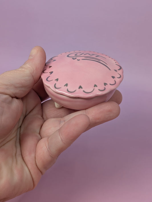 Cunty Round Scalloped Pillbox