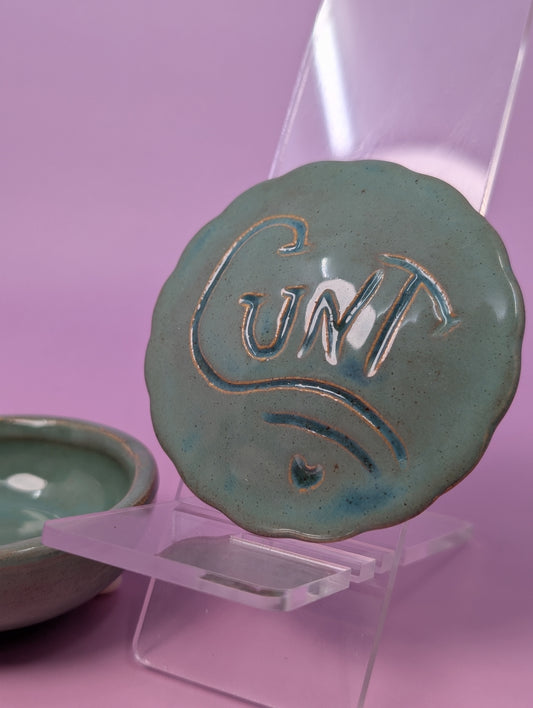 Cunty Round Scalloped Pillbox