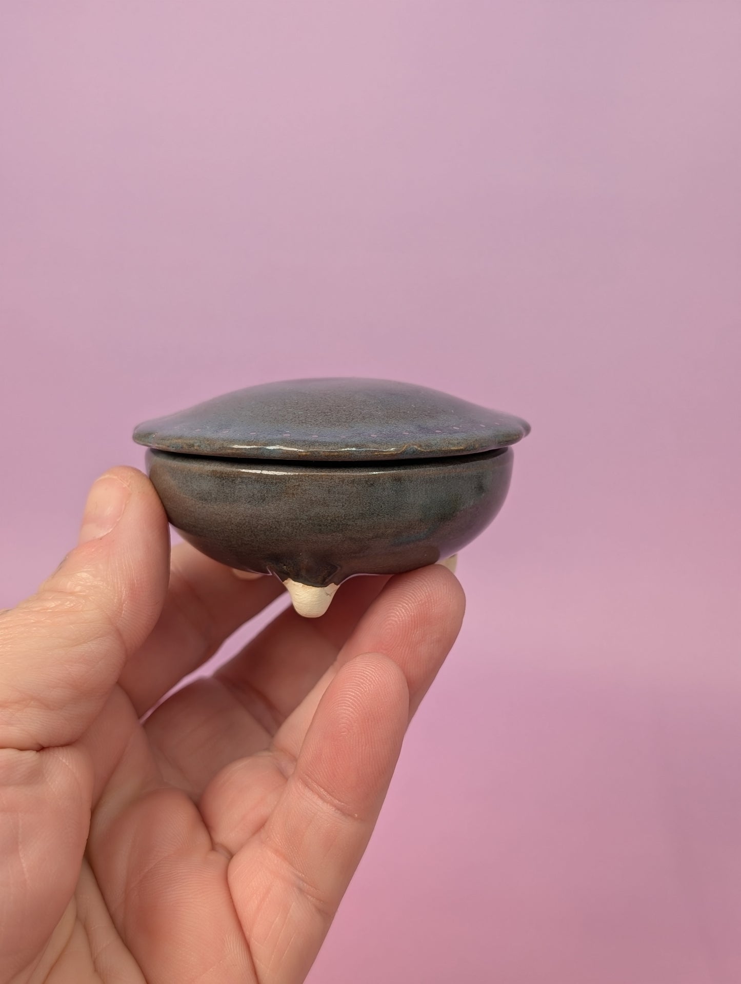 Cunty Round Scalloped Pillbox