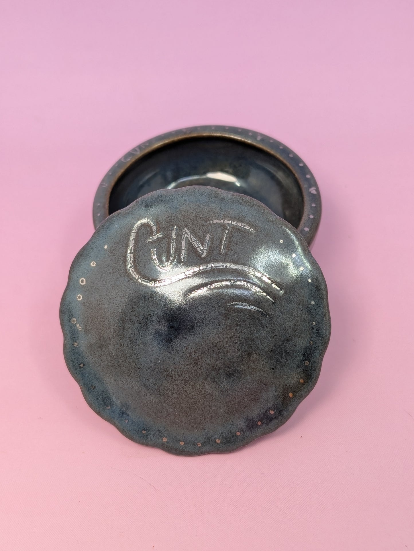 Cunty Round Scalloped Pillbox