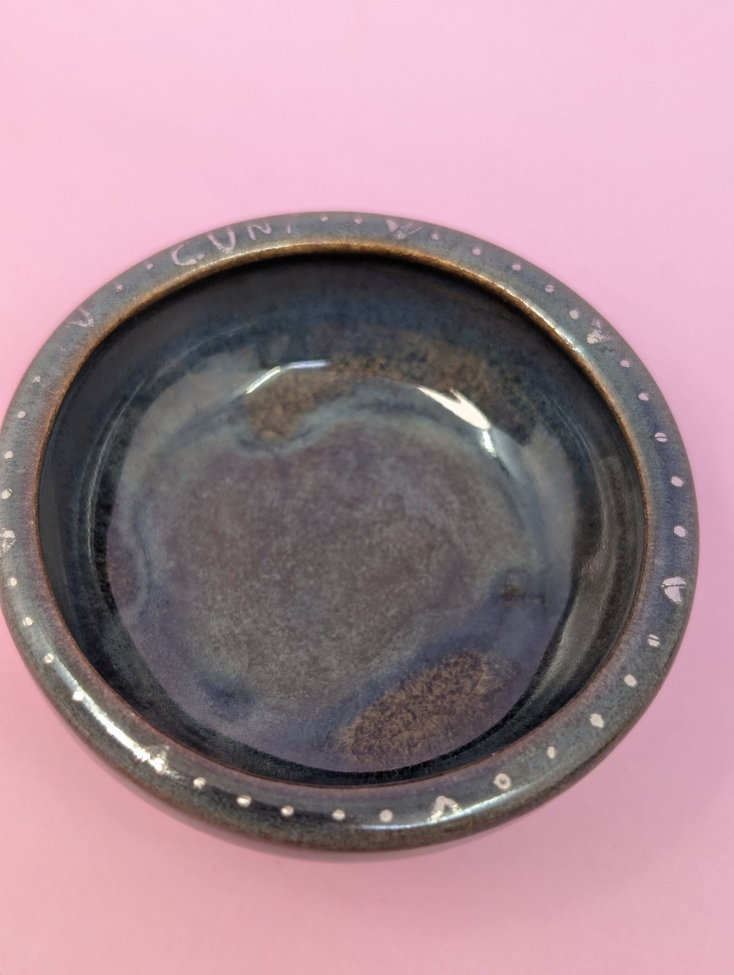 Cunty Round Scalloped Pillbox