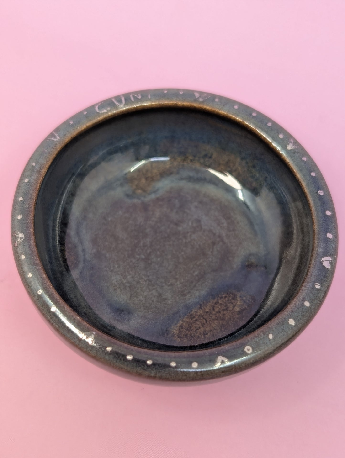 Cunty Round Scalloped Pillbox