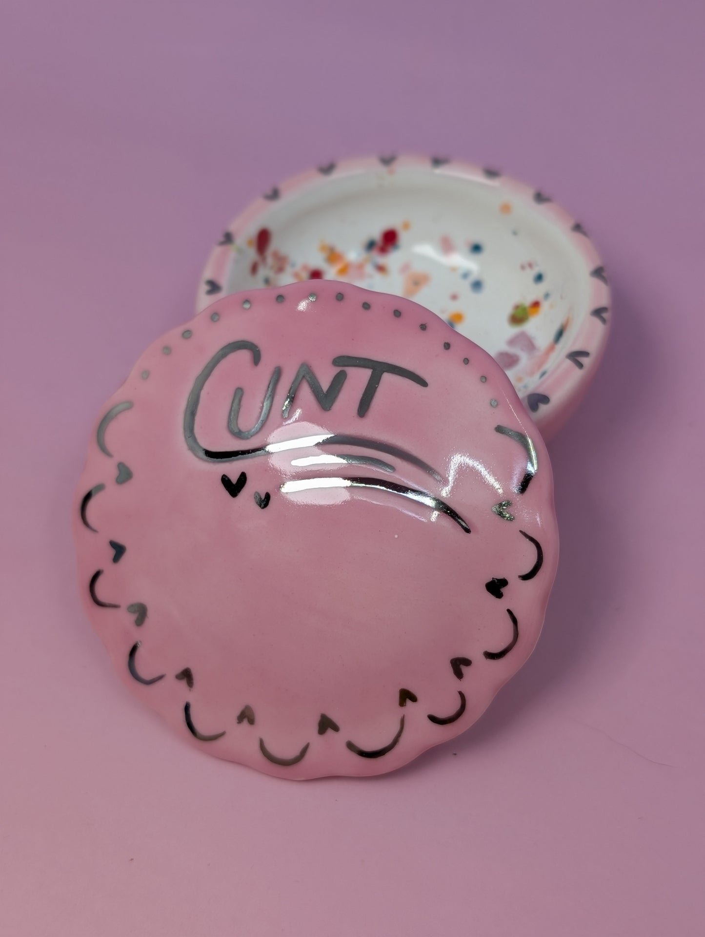 Cunty Round Scalloped Pillbox