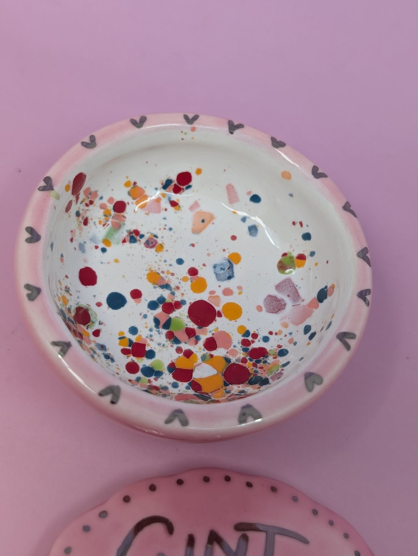 Cunty Round Scalloped Pillbox