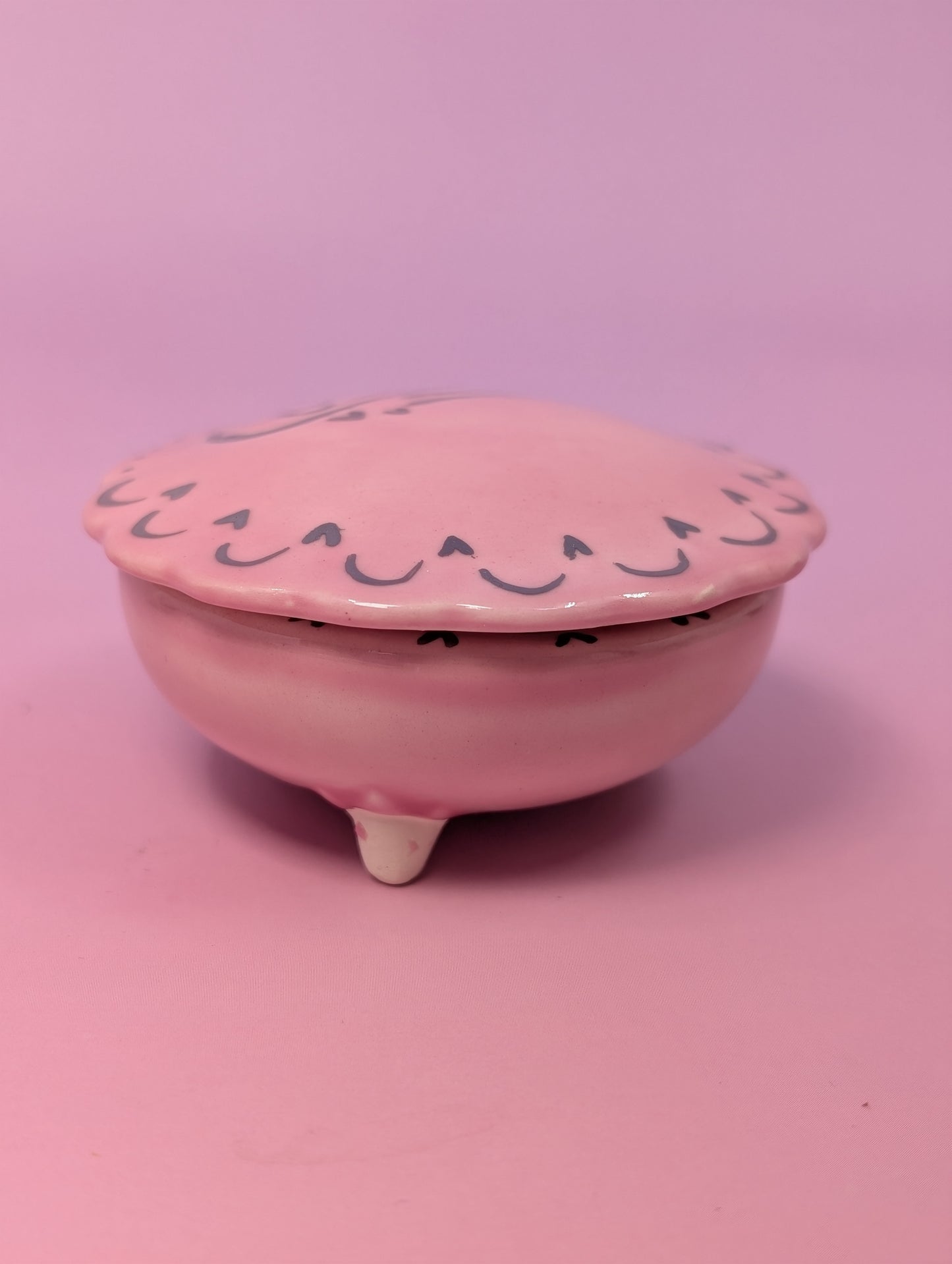 Cunty Round Scalloped Pillbox
