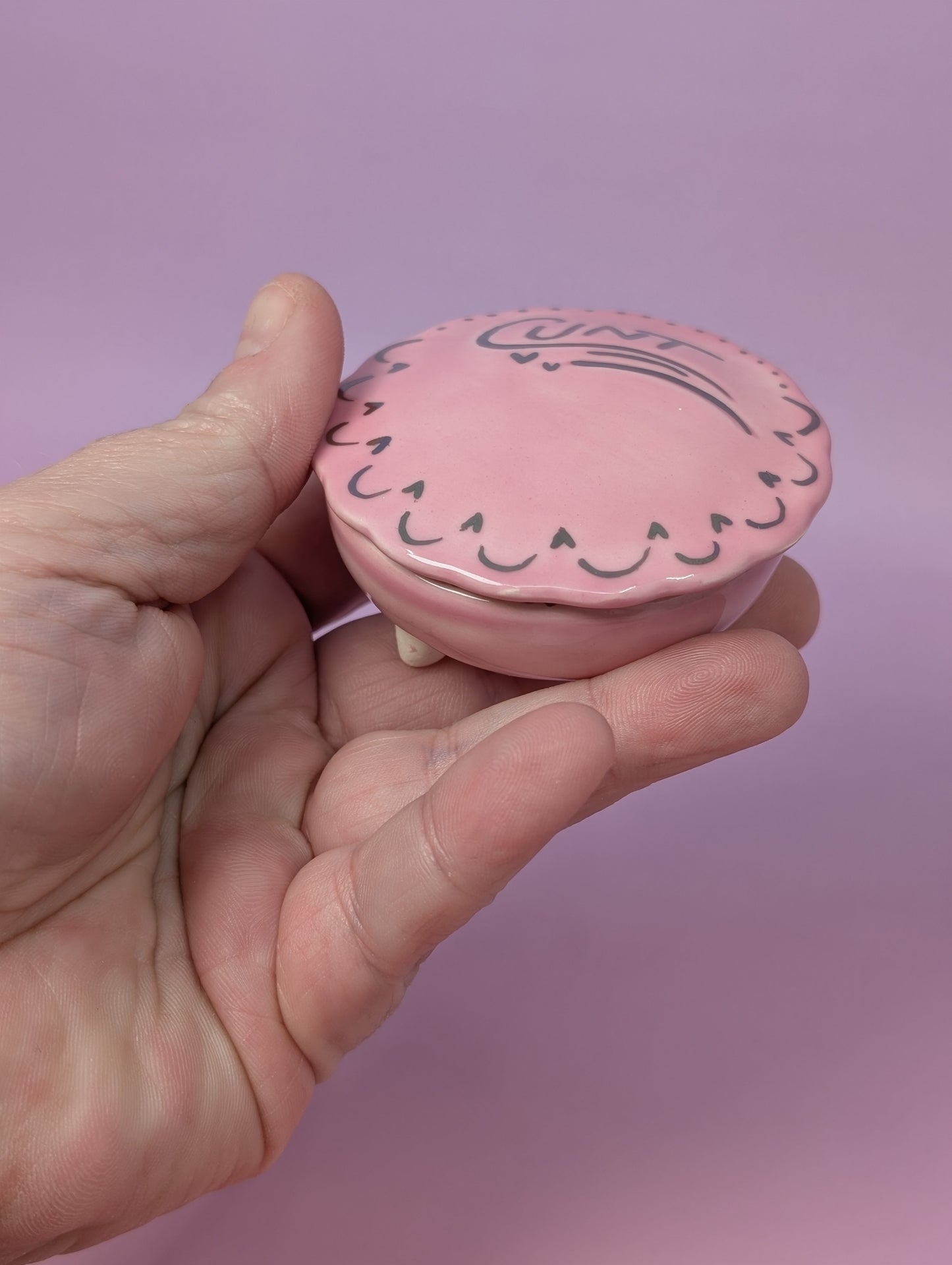 Cunty Round Scalloped Pillbox