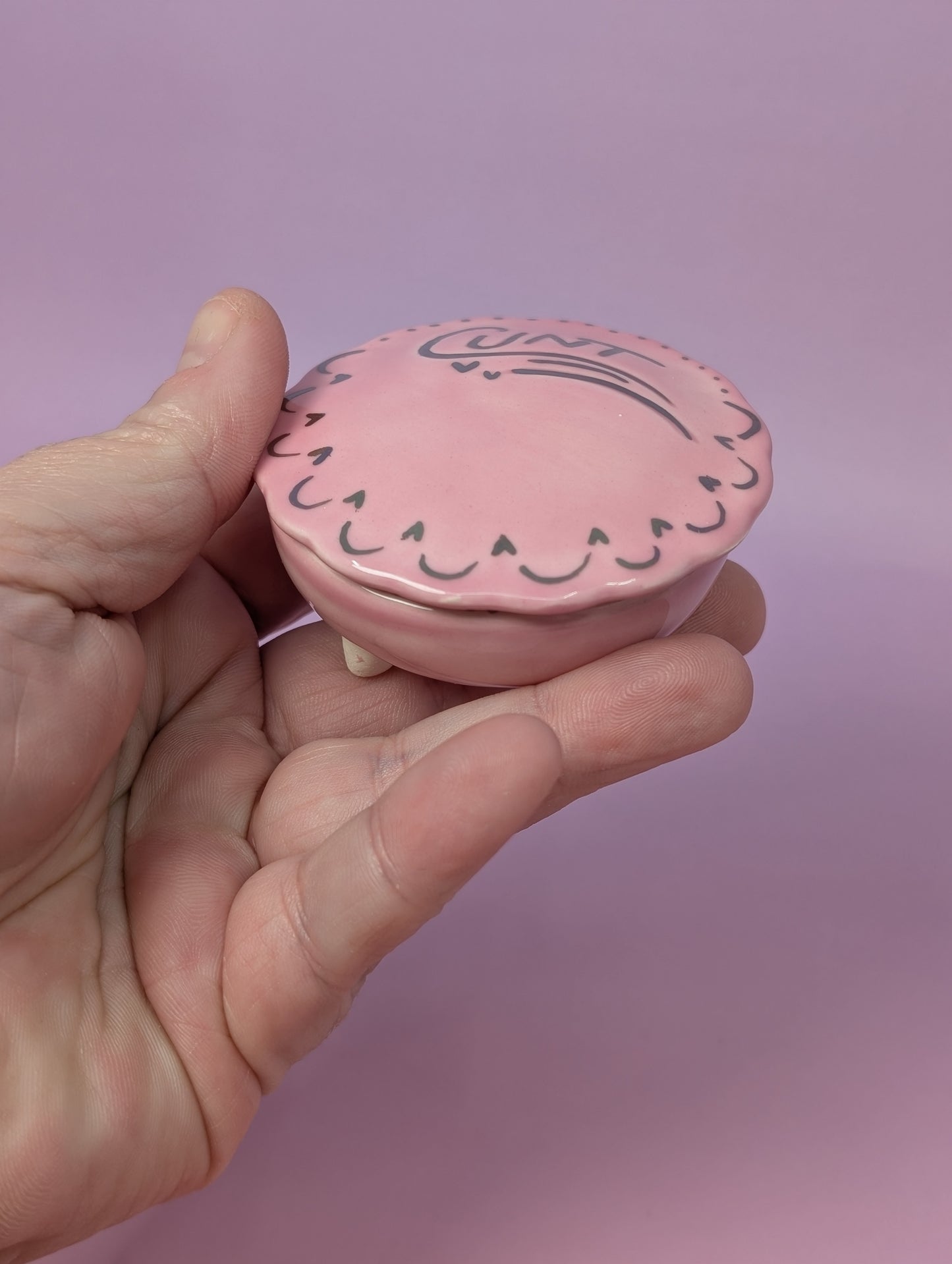 Cunty Round Scalloped Pillbox