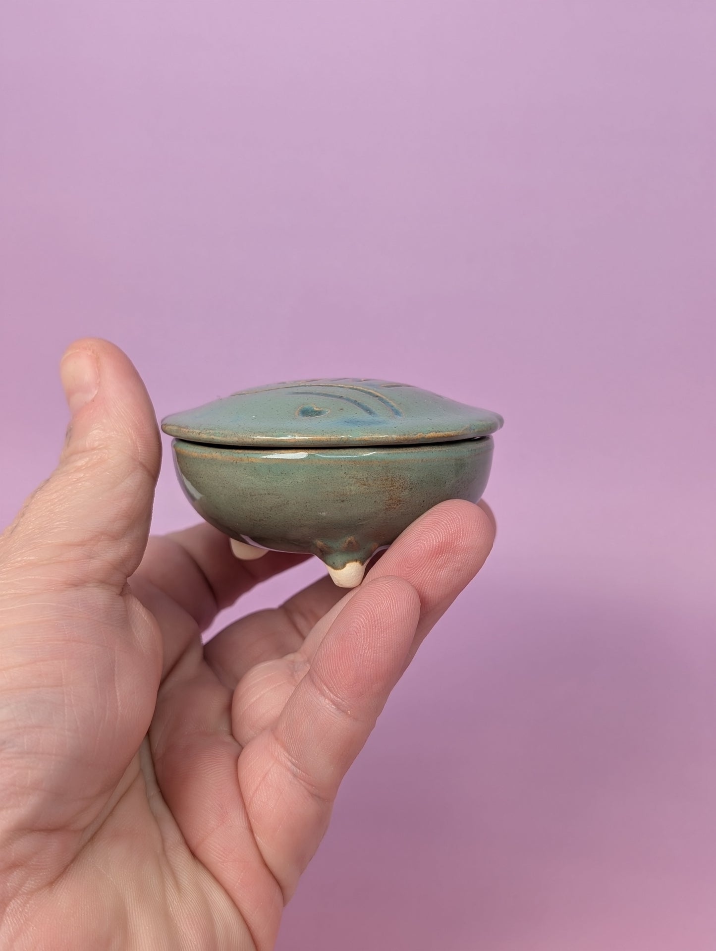 Cunty Round Scalloped Pillbox
