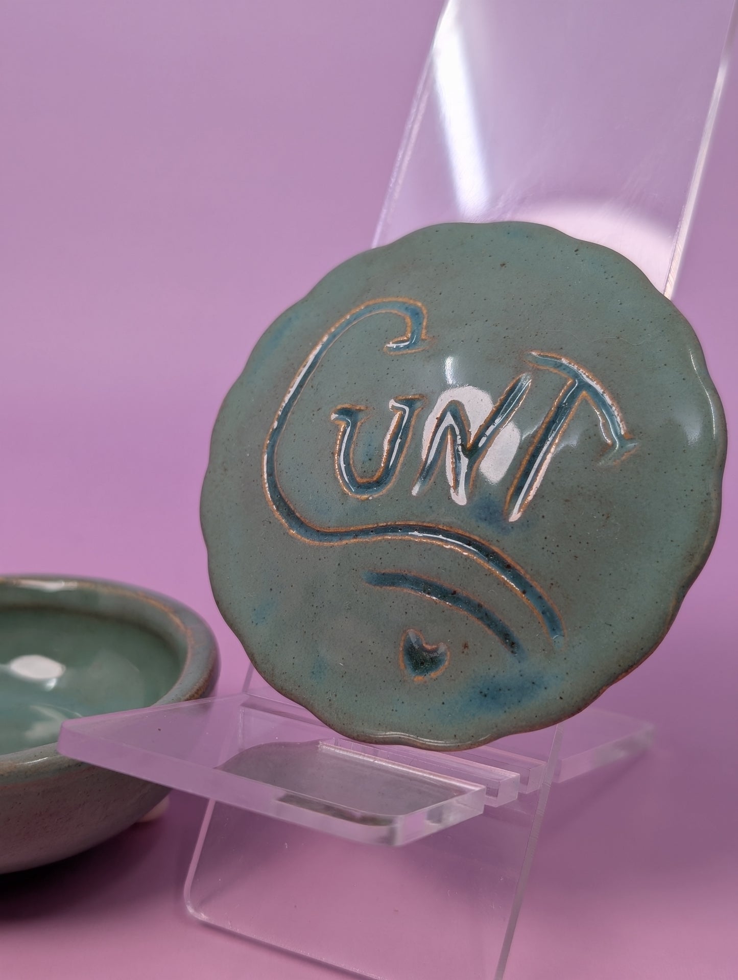 Cunty Round Scalloped Pillbox