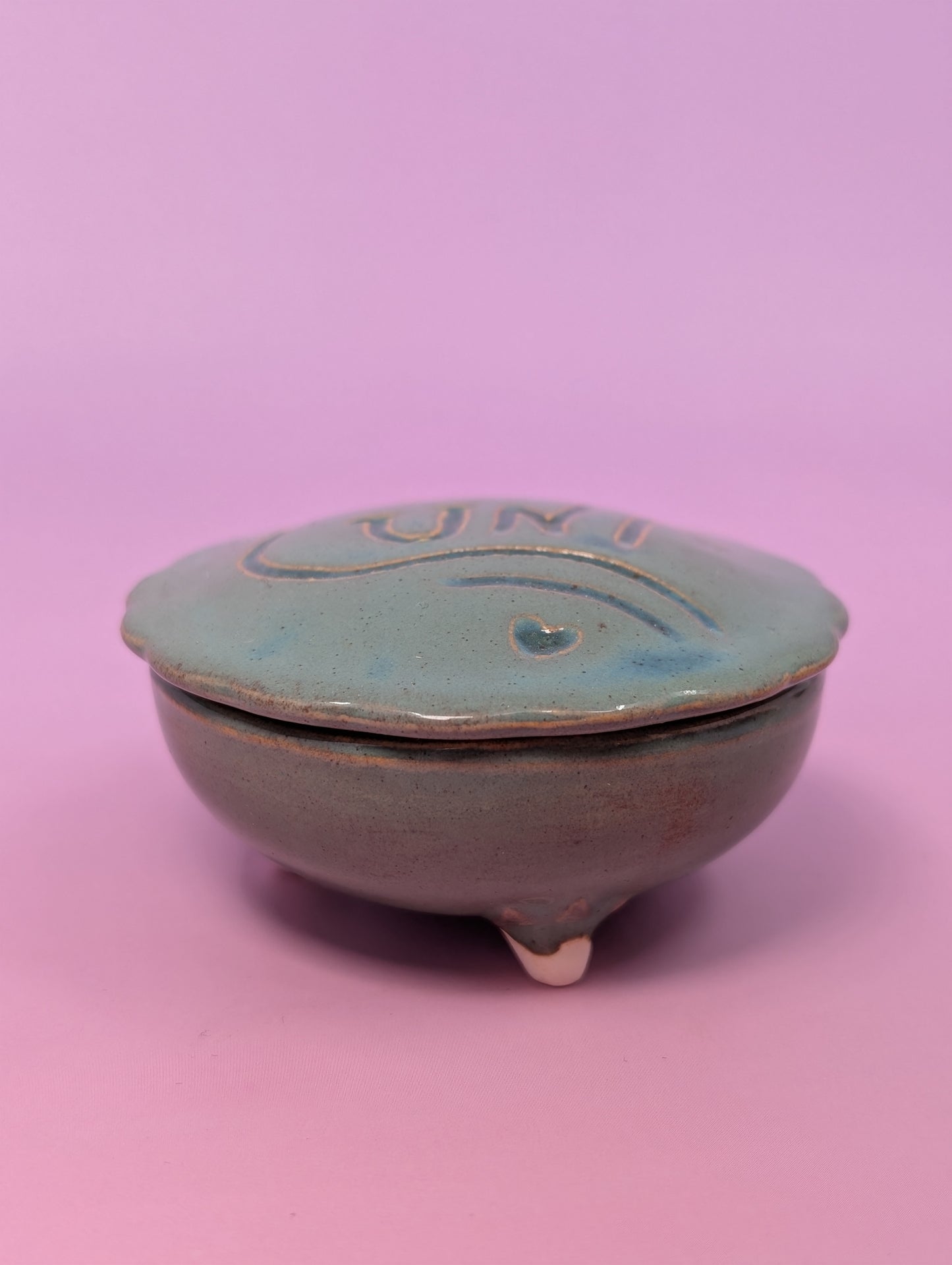Cunty Round Scalloped Pillbox